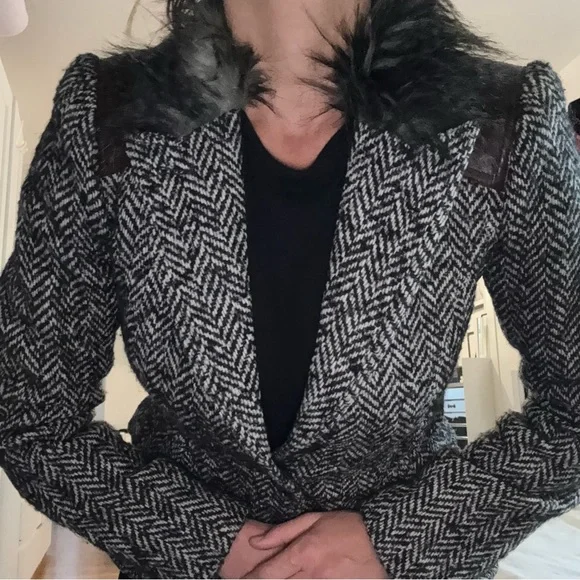 Smythe Herringbone Blazer with leather patches and Faux Fur Collar sz 6 - Picture 4 of 9